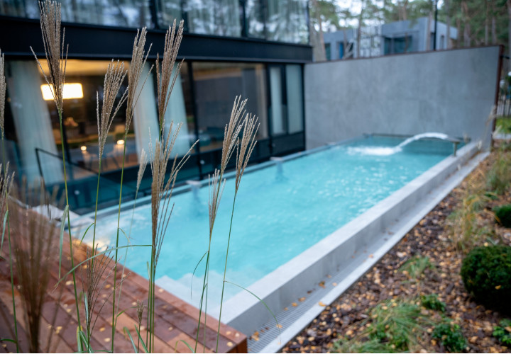 Individual project of a sauna, outdoor pool, pouring device and whirlpool