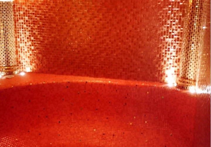 Steam room with L-shaped benches