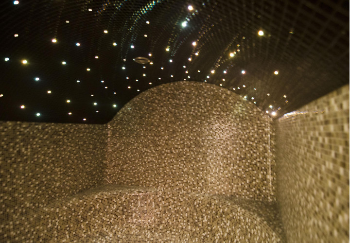 Steam room with U-shaped seating