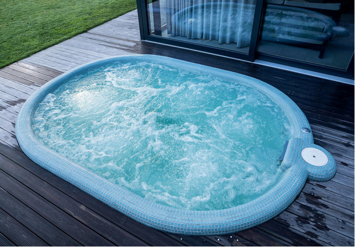 Outdoor hydromassage pool
