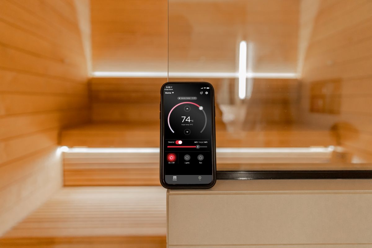 Phones and other devices in the sauna: why should you leave them outside?
